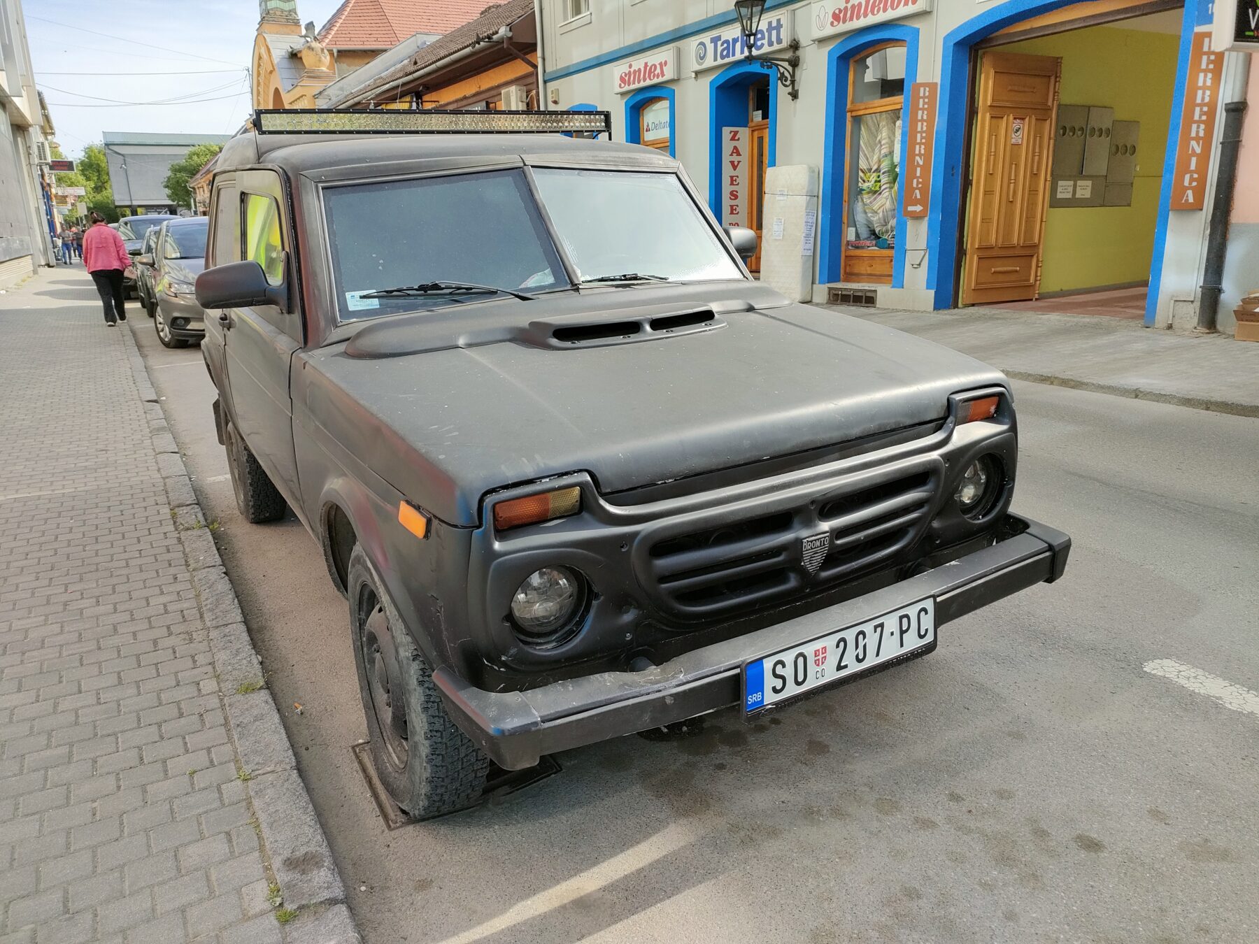 ロシアの車ラーダ・ニーヴァ・ブロント