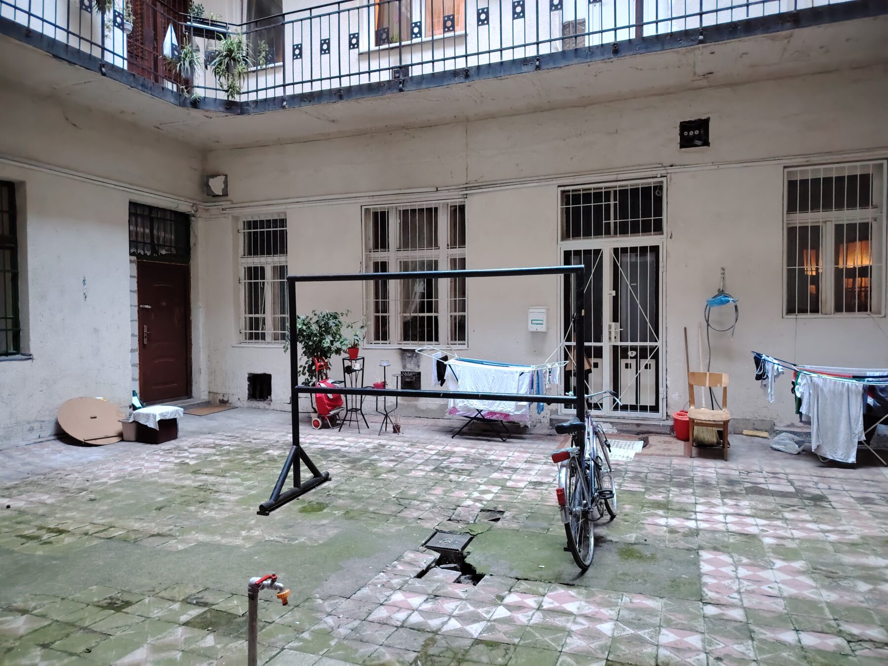 Airbnb 宿の建物の中庭